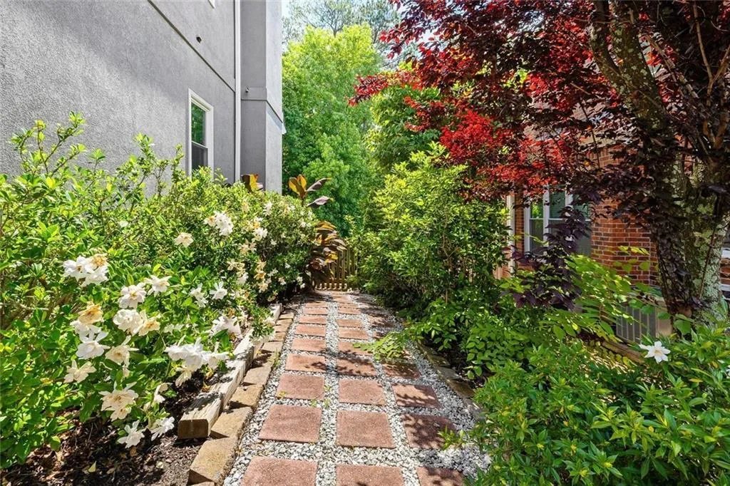 Dunwoody, Georgia 30338, United States, 5 Bedrooms Bedrooms, ,4 BathroomsBathrooms,Residential,Pending,135702