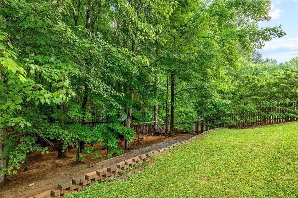 Dunwoody, Georgia 30338, United States, 5 Bedrooms Bedrooms, ,4 BathroomsBathrooms,Residential,Pending,135702