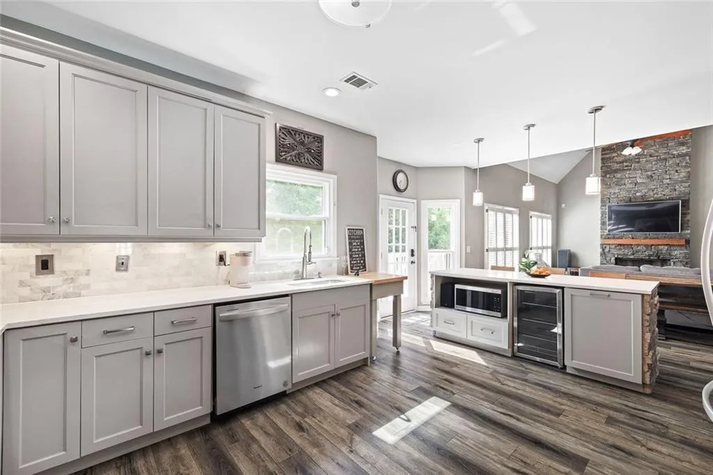 Dunwoody, Georgia 30338, United States, 5 Bedrooms Bedrooms, ,4 BathroomsBathrooms,Residential,Pending,135702