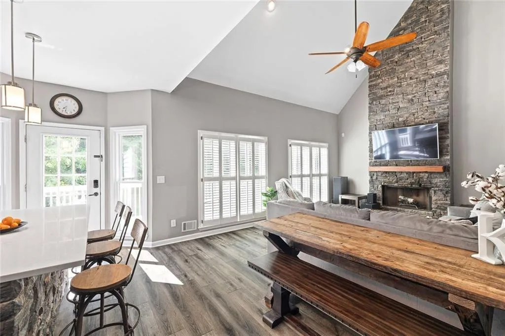 Dunwoody, Georgia 30338, United States, 5 Bedrooms Bedrooms, ,4 BathroomsBathrooms,Residential,Pending,135702