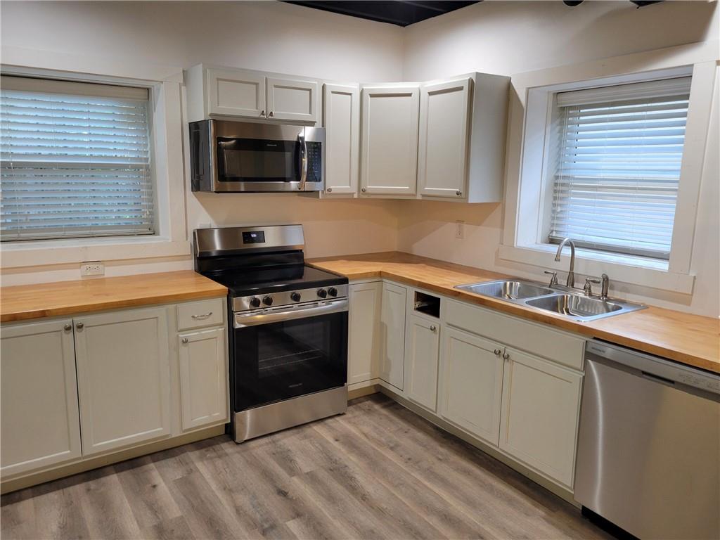 Spacious Basement Apartment – All utilities + internet included - 910 sq ft Five minutes to I-285 and I-20
This light-filled basement apartment offers comfort and convenience with a private entrance and off-street parking. Featuring 10 ft ceilings in the living area and kitchen, the open design creates a bright, welcoming atmosphere.
Highlights include:Full kitchen with stainless steel appliances
Washer & dryer connections 85" and 48" TVs included
All utilities + internet included, Ring security system, Tons of natural light
Enjoy modern living with everything you need in a well-designed space.