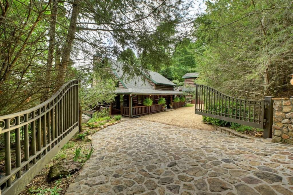 857 Lakeview Drive
