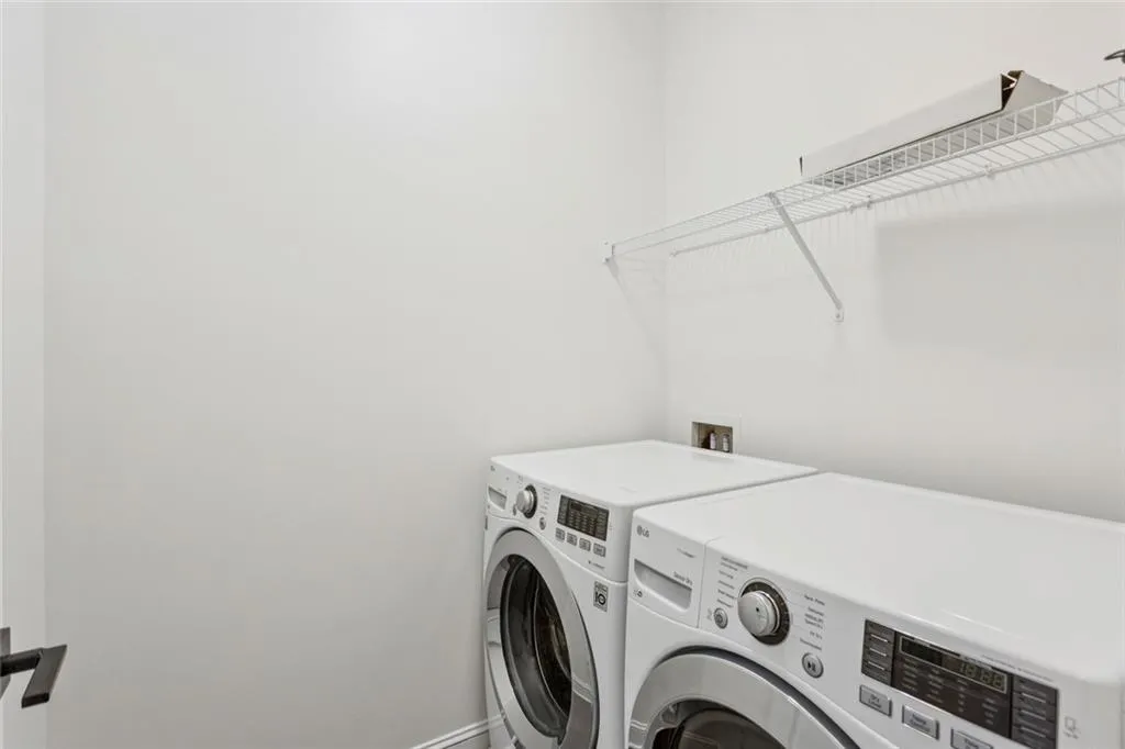 Sandy Springs, Georgia 30342, United States, 3 Bedrooms Bedrooms, ,4 BathroomsBathrooms,Residential,Pending,216670