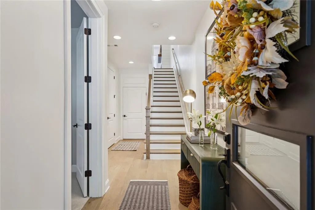 Sandy Springs, Georgia 30342, United States, 3 Bedrooms Bedrooms, ,4 BathroomsBathrooms,Residential,Pending,216670