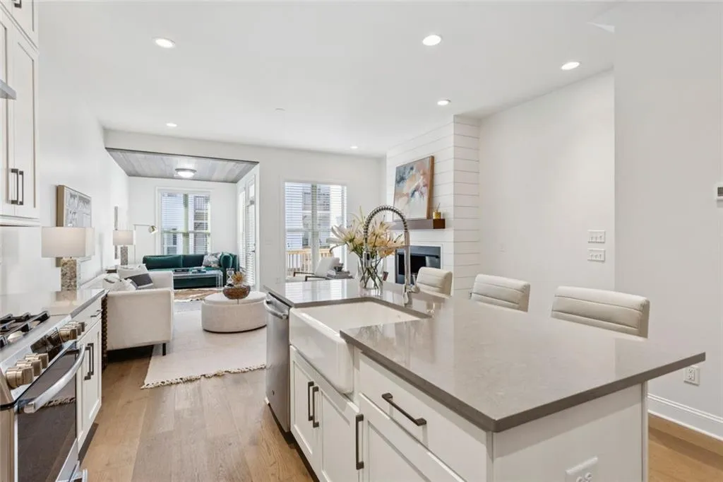 Sandy Springs, Georgia 30342, United States, 3 Bedrooms Bedrooms, ,4 BathroomsBathrooms,Residential,Pending,216670