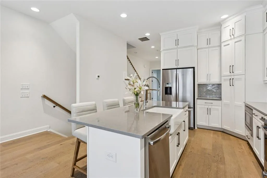 Sandy Springs, Georgia 30342, United States, 3 Bedrooms Bedrooms, ,4 BathroomsBathrooms,Residential,Pending,216670