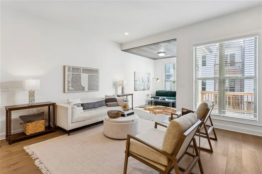 Sandy Springs, Georgia 30342, United States, 3 Bedrooms Bedrooms, ,4 BathroomsBathrooms,Residential,Pending,216670