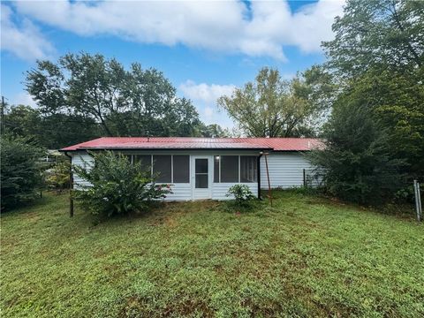 A home in Adairsville