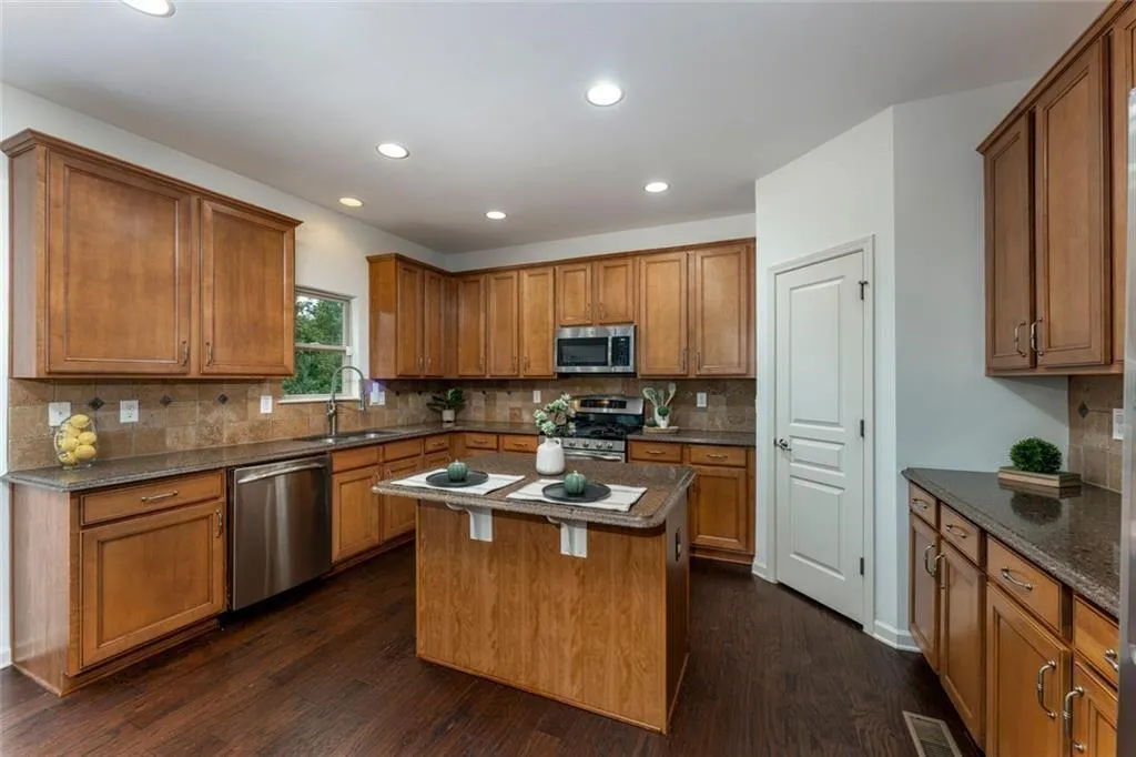 Canton, Georgia 30114, United States, 5 Bedrooms Bedrooms, ,3 BathroomsBathrooms,Residential,Active,224182