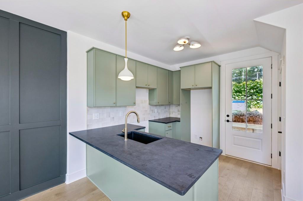 1160 Boulevard SE 13