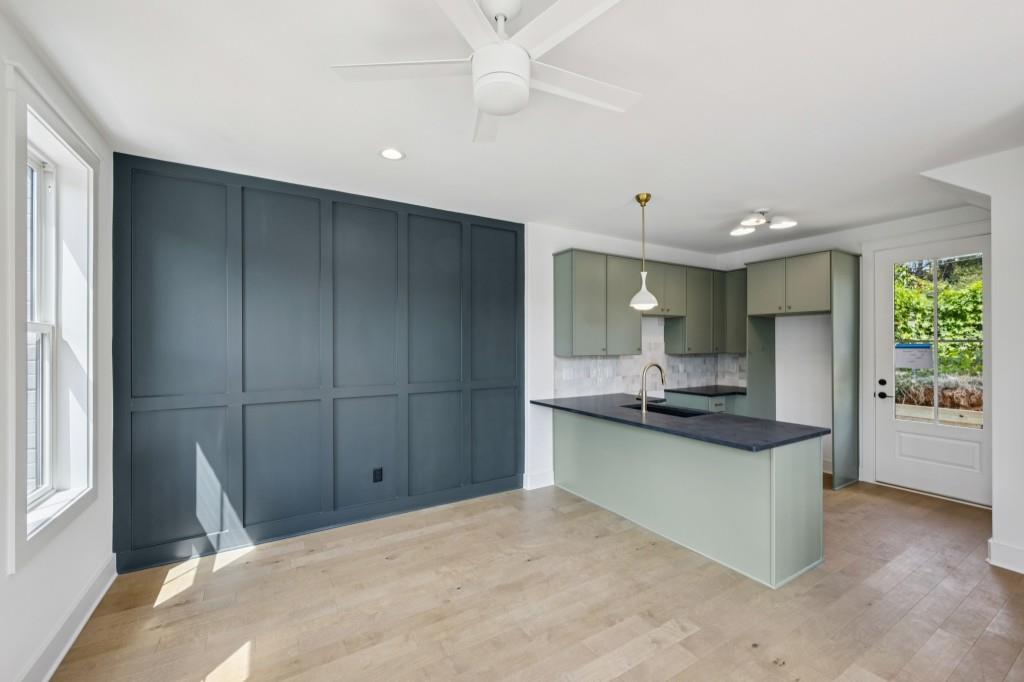 1160 Boulevard SE 13