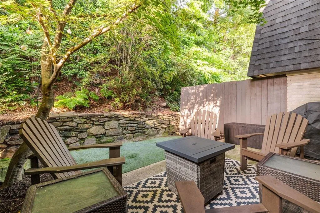 Sandy Springs, Georgia 30342, United States, 2 Bedrooms Bedrooms, ,3 BathroomsBathrooms,Residential,Active,148605