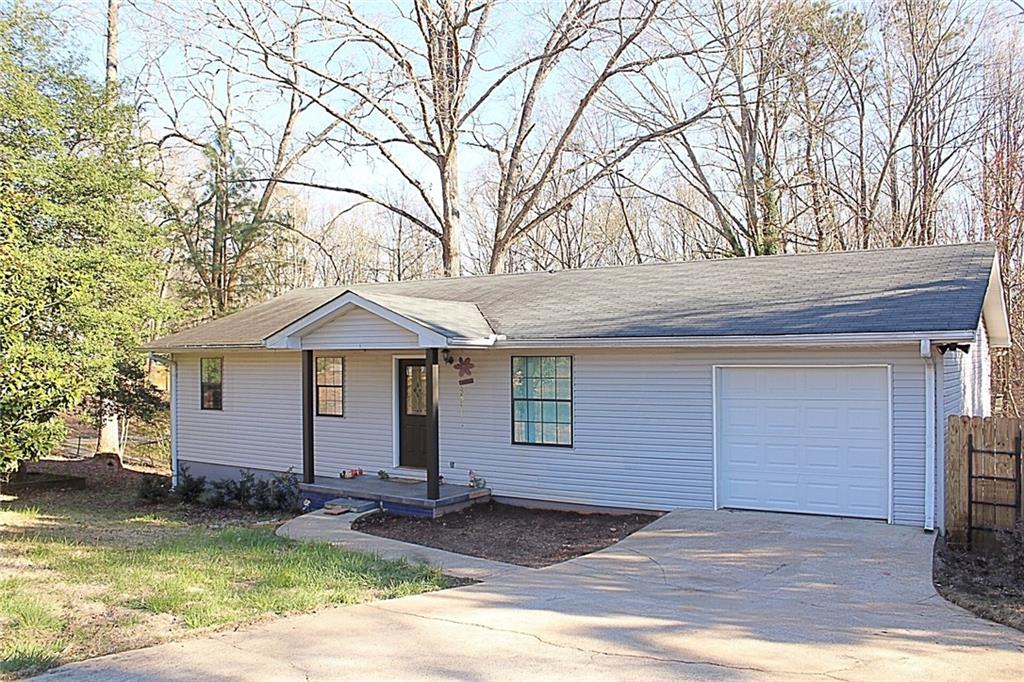 BACK ON THE MARKET!! BUYERS FINANCING FELL THROUGH. Cute 3/2 ranch on large private lot. Easily maintainable with vinyl siding. Two family rooms, large eat in kitchen with laundry room. 2 year old roof, 3 year old HVAC. Large private fenced back yard. Near Lake Lanier with community boat ramp and Robinson park.