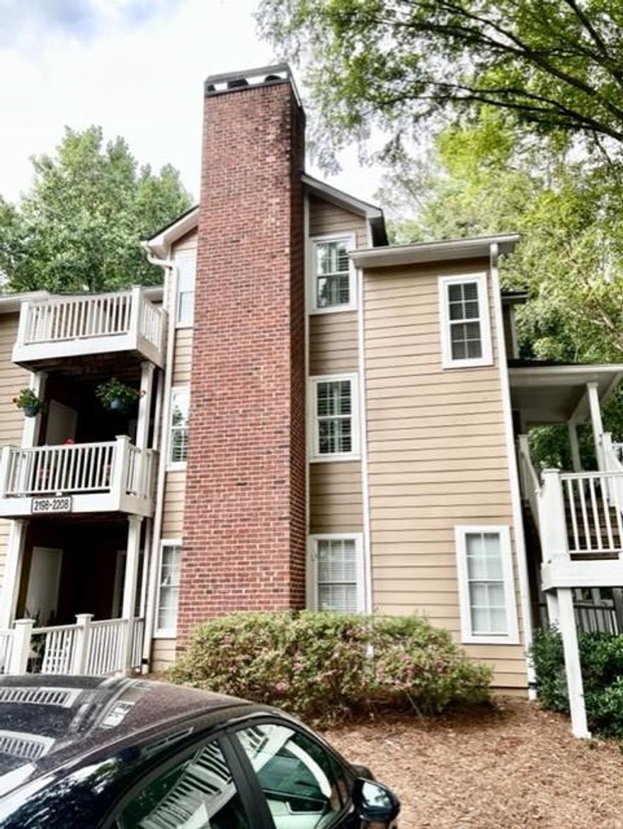 Top Floor Condo, open floor plan, Vaulted Ceilings in the Great Room with Fireplace that leads onto a private deck. Kitchen is open to dining room and great room. SS appliances, laundry room access through kitchen washer and dryer comes with unit. large walk in closet in bedroom. Easy access to Chattahoochee River Park. This unit is in Great condition. Ready for Immediate Occupancy.