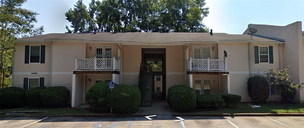 This delightful one-bedroom, one-bath condo offers the perfect blend of comfort and convenience. Nestled in the serene Tucker community, the unit is designed for single living but provides ample space for two. Enjoy a spacious kitchen, a generous dining room, and a cozy living area perfect for relaxation. The oversized master suite features a large walk-in closet, providing plenty of storage.
The condo is ideally located just minutes from downtown Tucker, with easy access to I-285 and only a short drive to Stone Mountain Park. Whether you're seeking peaceful living or proximity to local attractions, this home offers the best of both worlds!