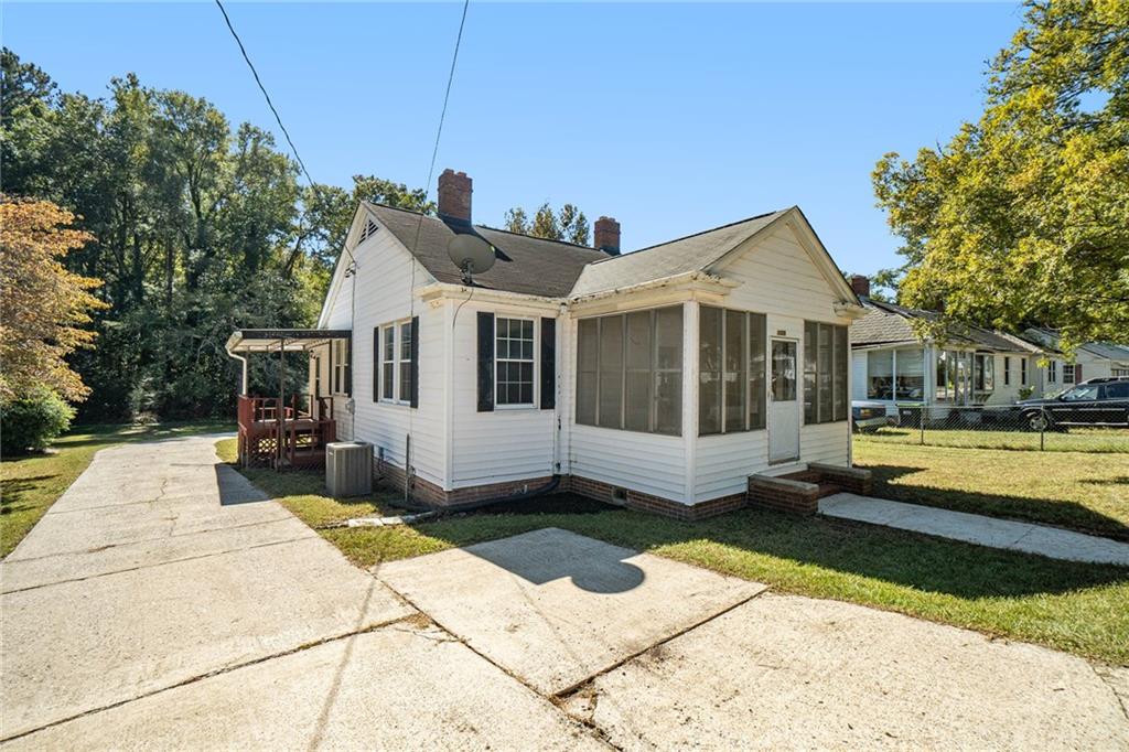 3325 Bloomfield Avenue