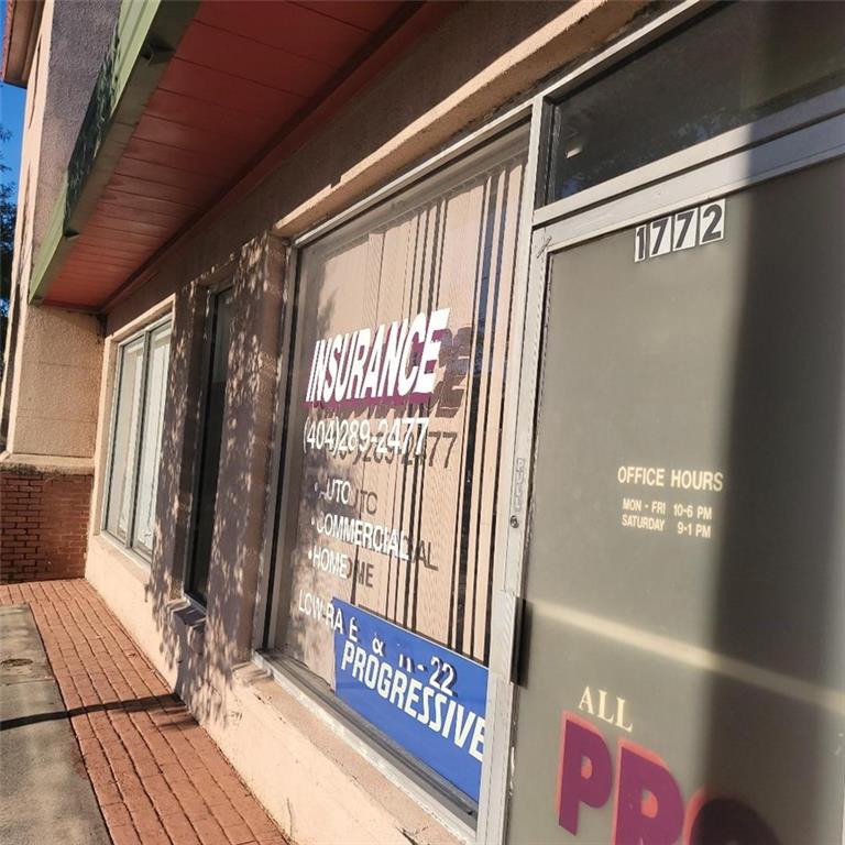 Location, Location, Location !!!.An 800 sq ft space for lease in an established area, very close to the East lake golf course, few minutes to Downtown Atlanta, and very close to shopping mall.