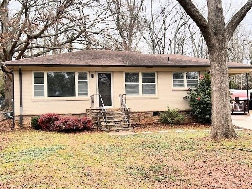 Wonderful cozy 2 bedroom bungalow within 1 mile - walking distance to the Marietta Square.  Recently updated home with kitchen, separate eat-in area, and large, bright living area.  Hardwood floors throughout. Quiet older Marietta neighborhood.  Quick access to the Historic Marieta Square with restaurants, shops, and entertainment.  If you work at Lockheed, it's the perfect location.  Great house for the money.