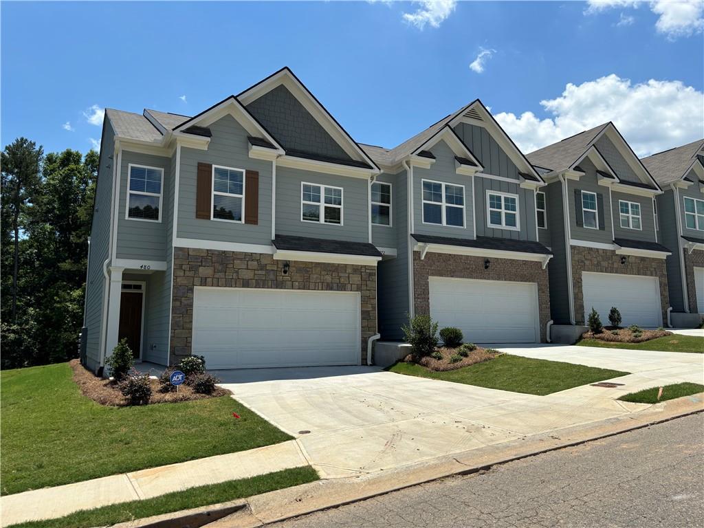 3BR/ 2.5 BA TWO STORY TOWNHOMES FOR RENT JUST 3 MINUTES TO UNG WITH 2 CAR GARAGES! LVP floors on main level, 2 car garage, granite counter tops, stainless steel appliances, washer and dryer included. New pool being installed now, clubhouse being renovated with new gym equipment. The Mountain Park community is convenient living only 1 mile from downtown Dahlonega and the University of North Georgia. This open floorplan, Sudbury home is beautifully tucked away with gorgeous, wooded views. Kitchen with white cabinets, granite countertops, tiled backsplash, and large island. Primary bedroom boasts separate soaker tub and shower. Double vanity in hall bathroom and storage closet upstairs. Close to GA 400, wineries, and the north Georgia mountains with plenty of hiking and horseback riding. Some of the community amenities include a pool, clubhouse with fitness center, and sidewalks.