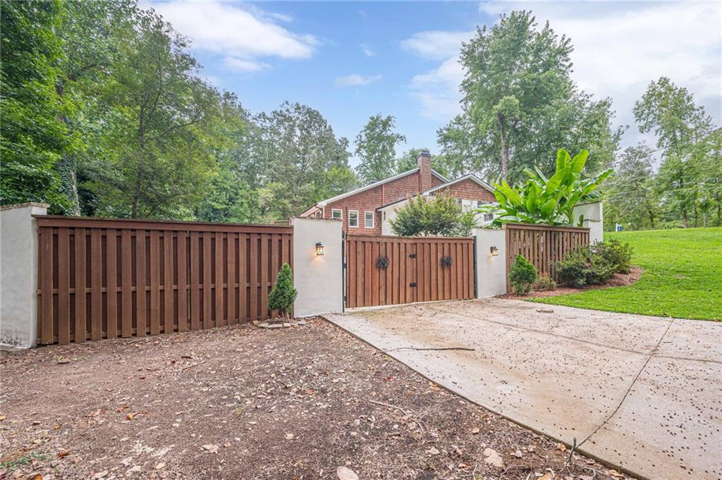 S Cherokee lane - Residential