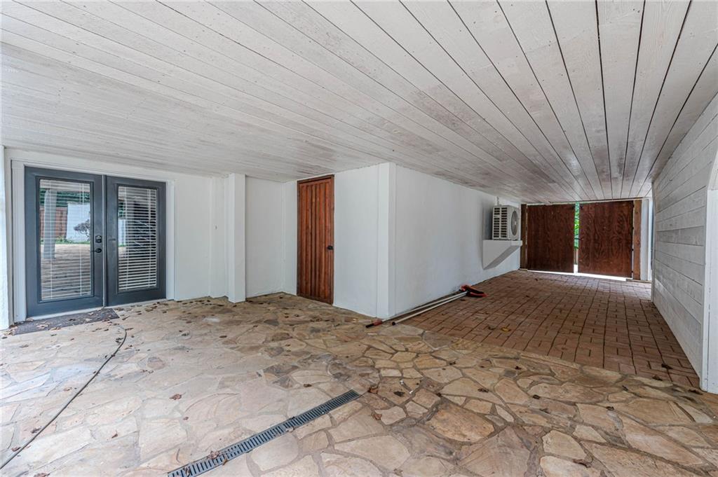 S Cherokee lane - Residential