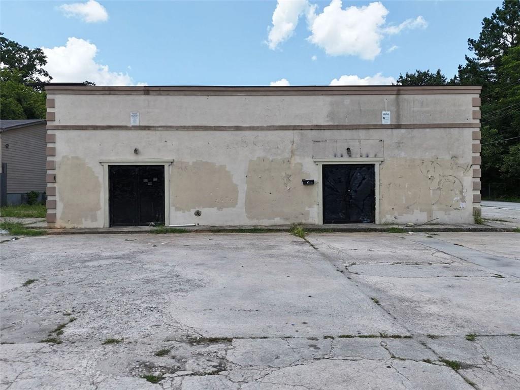***Multiple offers received - seller is requesting highest and best by noon (12pm) Friday, August 1st***Prime westside commercial opportunity, located in the heart of Atlanta’s rapidly developing Westside, 2539 Donald Lee Hollowell Pkwy offers a rare investment or owner-user opportunity within both the Hollowell, Martin Luther King Jr. Tax Allocation District (TAD), and a Qualified Opportunity Zone, positioning it perfectly for redevelopment and long-term upside.
This vacant commercial property sits on an 8,700 SF lot and includes a 2,900 SF C2-zoned structure primed for a full renovation or buildout. The interior layout features: Three private office suites and two larger flex spaces ideal for shared work areas, reception, or reconfiguration
Located less than 2 miles from both I-285 and I-20, the site provides easy access to key transportation routes throughout metro Atlanta.
With excellent frontage and visibility along Donald Lee Hollowell Pkwy, and proximity to major westside developments, this property offers strong potential for a wide range of commercial uses including professional services, retail, creative office, or community-focused space.
Don’t miss this rare opportunity to invest in one of Atlanta’s most promising growth corridors. With favorable zoning, opportunity zone benefits, and proximity to major highways and development activity, 2539 Donald Lee Hollowell Pkwy is a strategic acquisition for investors, developers, or owner-users looking to capitalize on the Westside’s momentum. Schedule your tour today and unlock the potential of this well-positioned asset.
Please Note: The property requires complete rehab. A virtual walkthrough is available and strongly encouraged prior to scheduling in-person tours.
