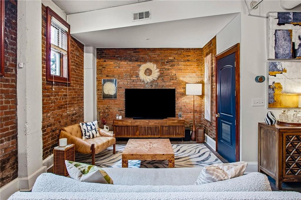 908 Juniper Street NE 4