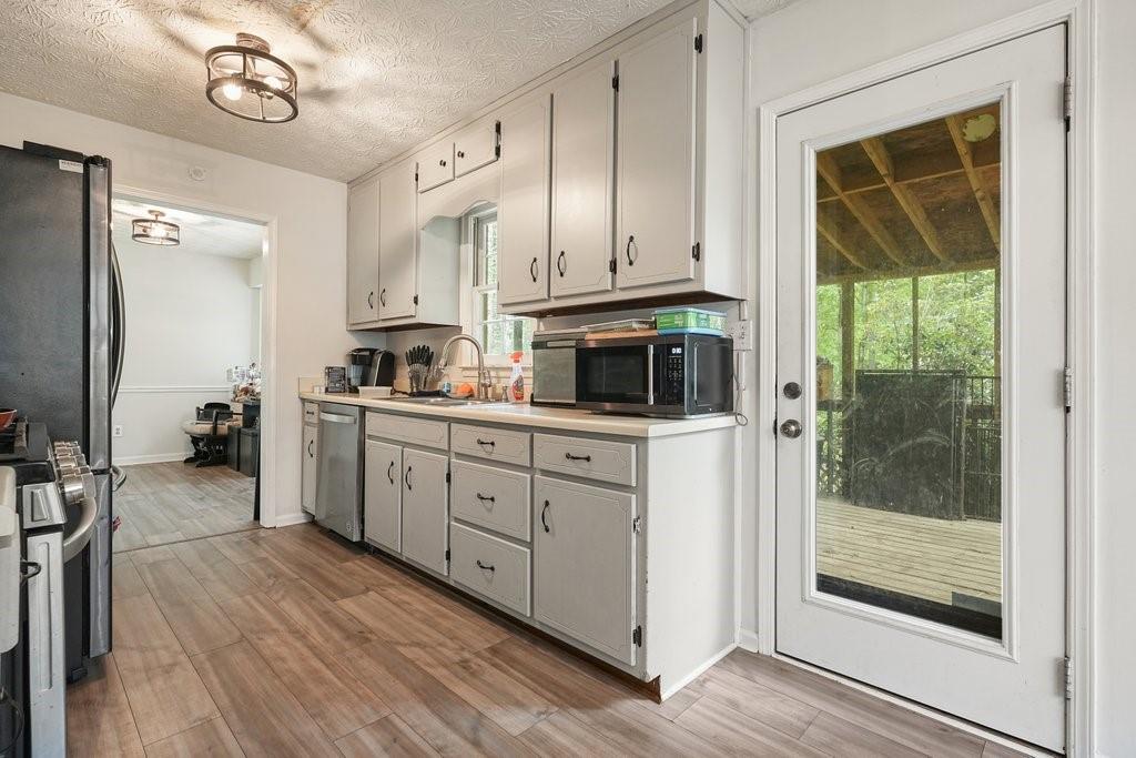 408 Walnut Drive, Woodstock, Georgia image 9