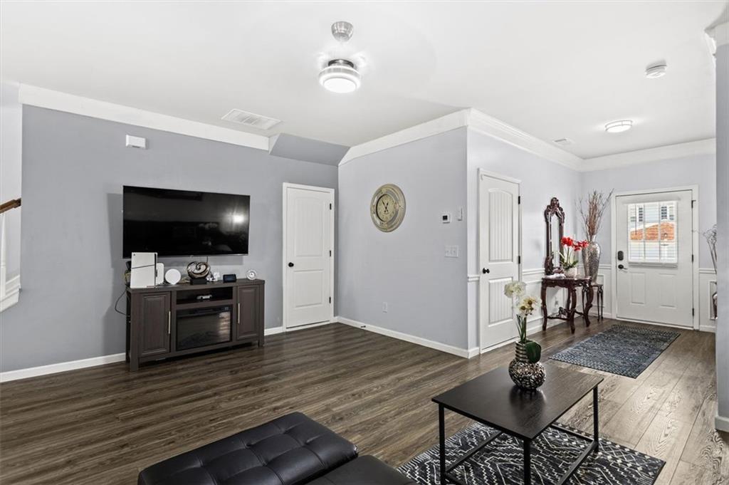 116 SPRING WAY Square