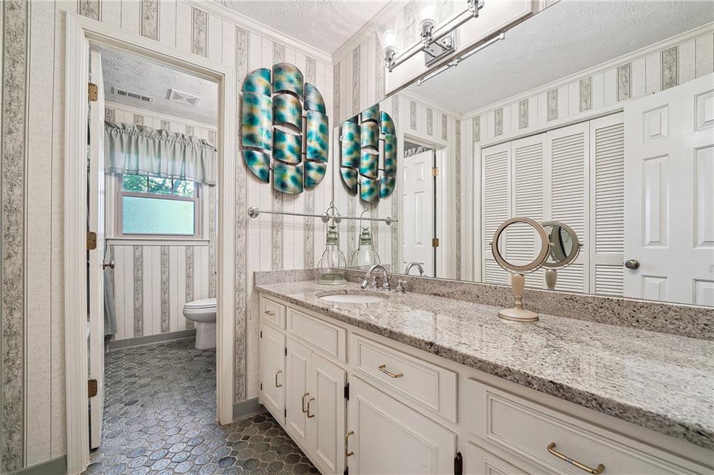 5027 Castlewood Drive, Lilburn, Georgia image 17