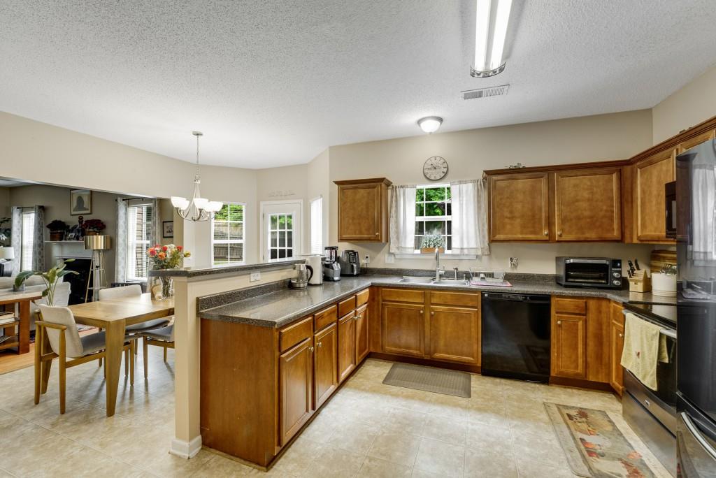 6378 Grey Fox Way, Riverdale, Georgia image 9
