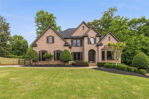 Homes For Sale - 215 Lynwood Court<br/> Roswell, GA 30075
