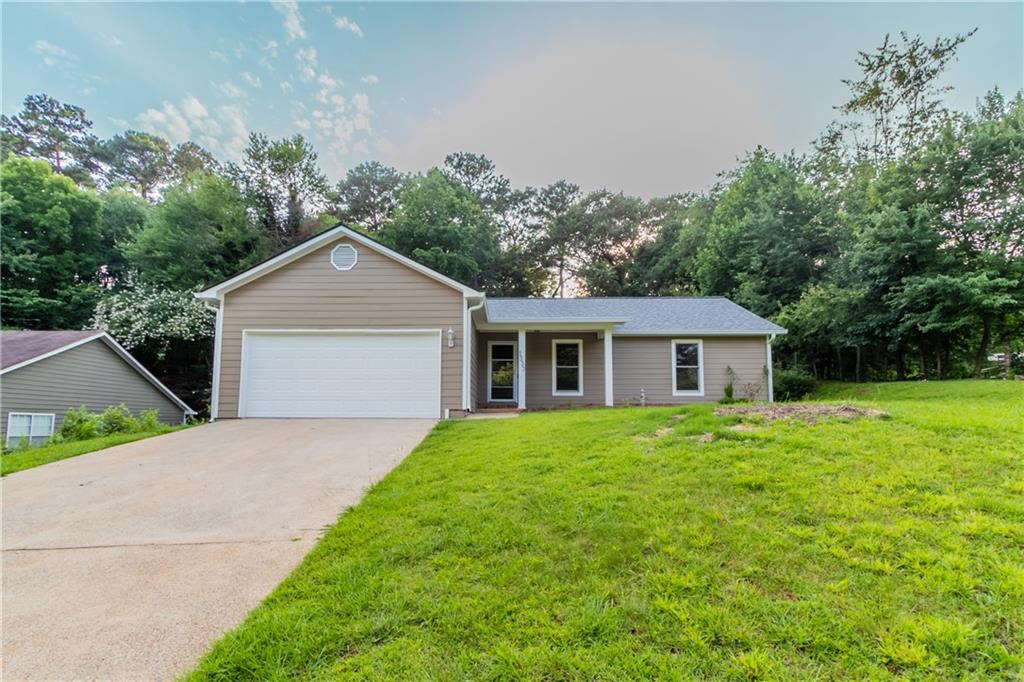 This charming 3-bedroom, 2-bath single-story home boasts a fresh interior with full paint, new LVP flooring, and plush carpet. The kitchen
features painted cabinets, sleek quartz counters, a new stainless sink, and dishwasher. A replaced garage door adds both function and curb
appeal.
