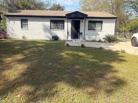 Homes For Sale - 210 Madrid Street<br/> Warner Robins, GA 31093