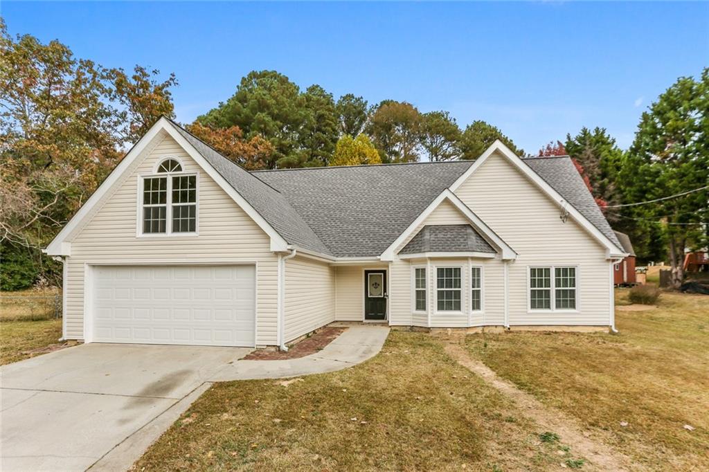 FIRST MONTH FREE RENT!
Imagine yourself in this charming 3-bedroom, 2-bathroom home in Snellville! Designed for both relaxation and entertaining, the family room boasts elegant tray ceilings, a cozy fireplace, and seamless access to the kitchen. The kitchen features a spacious eat-in area and abundant cabinet storage. The primary bedroom offers a private en suite with dual vanities and a garden tub, while the secondary bedrooms provide plenty of space and comfort. Step outside to enjoy the backyard patio, which overlooks a large, inviting yard—ideal for gatherings of any kind. Conveniently located near parks and schools, this home is a perfect blend of comfort and convenience!