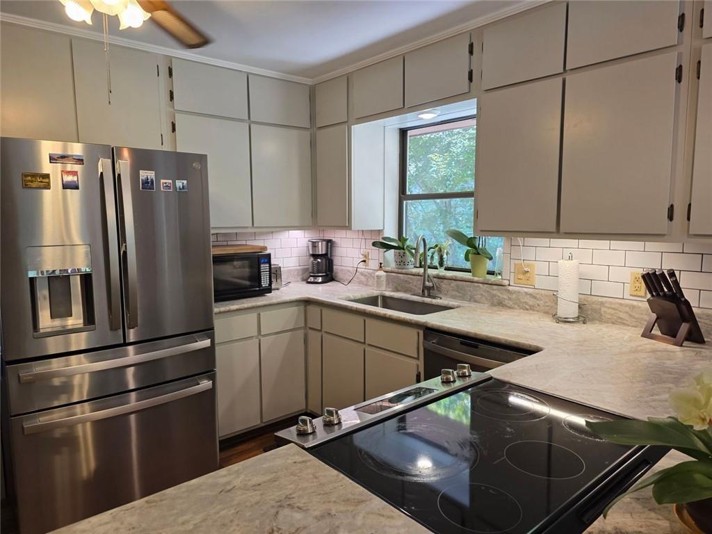 231 Laurelwood