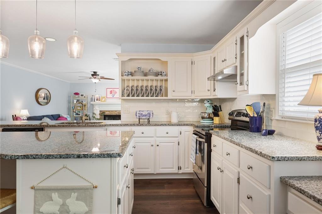 6011 Fairlong Court NW