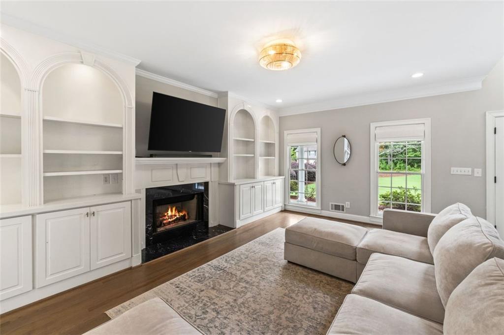 5585 LAKESHORE Road