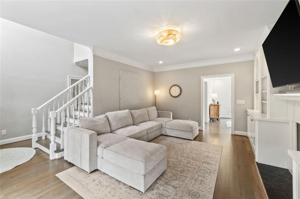 5585 LAKESHORE Road