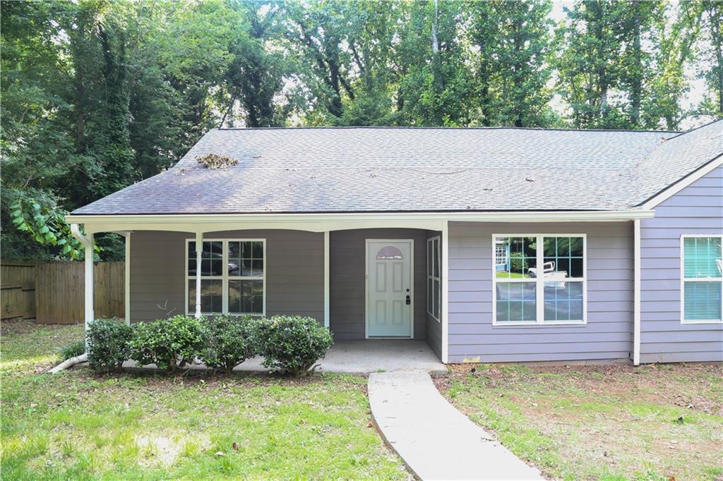 Welcome to 5141 Farm Place Drive, a stylishly renovated 3-bedroom, 2-bathroom duplex that combines modern upgrades with comfort and convenience. Perfectly located in a quiet, established neighborhood just minutes from the heart of downtown Woodstock, this home gives you easy access to fantastic restaurants, charming shops, and entertainment options.
Step into a bright, open living area with high ceilings and a skylight that floods the space with natural light. Fresh paint and brand new floors throughout the home add a crisp, contemporary feel. The spacious layout offers three generously sized bedrooms, making it ideal for roommates, small families, or those who work from home.
The kitchen is a standout feature with sleek black butcher block countertops, floating shelves, stainless steel appliances, slow-close cabinetry, and a gorgeous stone backsplash—the perfect blend of function and flair. Both bathrooms have been tastefully updated with granite vanities and modern fixtures.
? Additional Features Include:
Private Driveway
Partially Fenced Backyard – great for relaxing or entertaining
New Windows for ample natural light
New Exterior Siding and Paint
Conveniently located near Highway 92 and I-575 for easy commuting