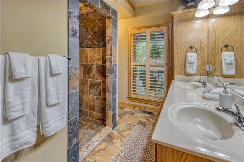 Ellijay, Georgia 30540, United States, 4 Bedrooms Bedrooms, ,3 BathroomsBathrooms,Residential,Active,41248