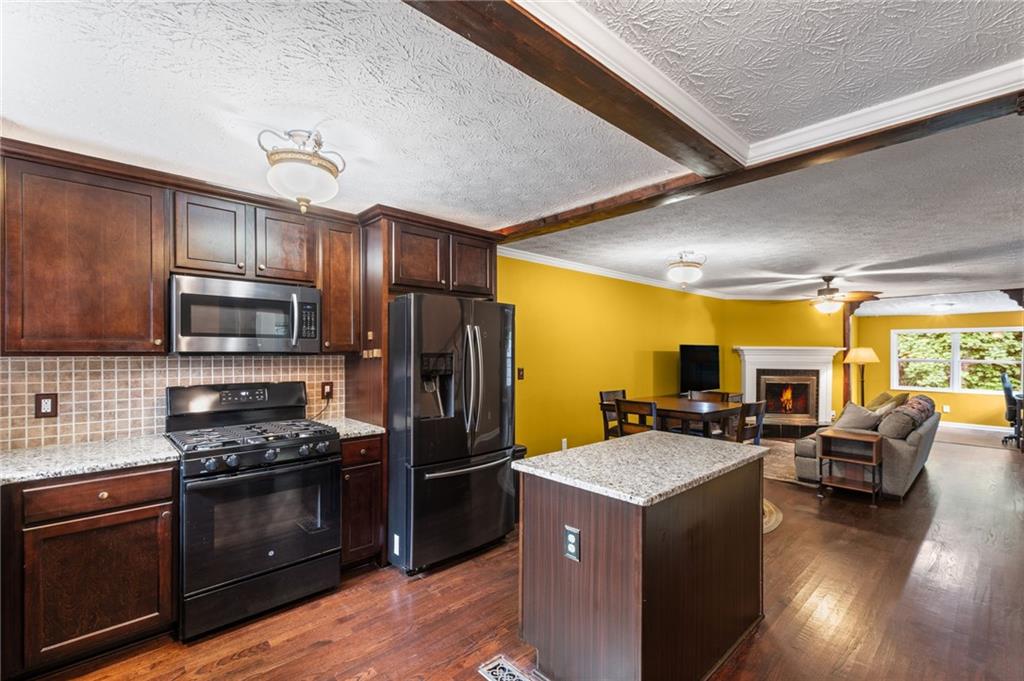594 Manning Road SW
