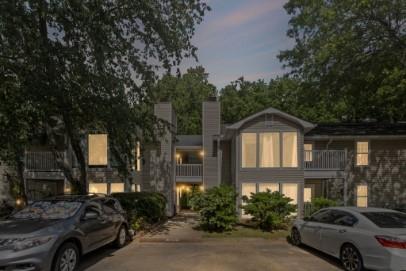 Large 2/1 condo! Upstairs Unit, only 1 flight up offers a lot of privacy. No one above you! Quick Access to Life University, Southern Polytechnic State University(KSU Marietta Campus), Kennesaw State University, HWY 75, and 20 mins to downtown Atlanta! Roommate Floor plan, plenty of storage, walk-in closets, and sun room. In unit laundry room. Rent includes Water, Sewer, and trash collection. Unit is move in ready! Available for immediate move in!
This property is also partnered with Flex which means you can pay your rent in 2 separate payments if you wish. After the 1st months rent you have the option to enroll in flex which will allow you split your rent payment into 2 payments. They will also report to credit agencies to help you improve your credit score.
This home is partnered with OneApp Guarantee. We guarantee your application will be approved or we will refund your application fee. Please note guarantee fees maybe applicable if you do not meet our qualification: 600+ Credit score, 3X income, no recent evictions or bankruptcies.