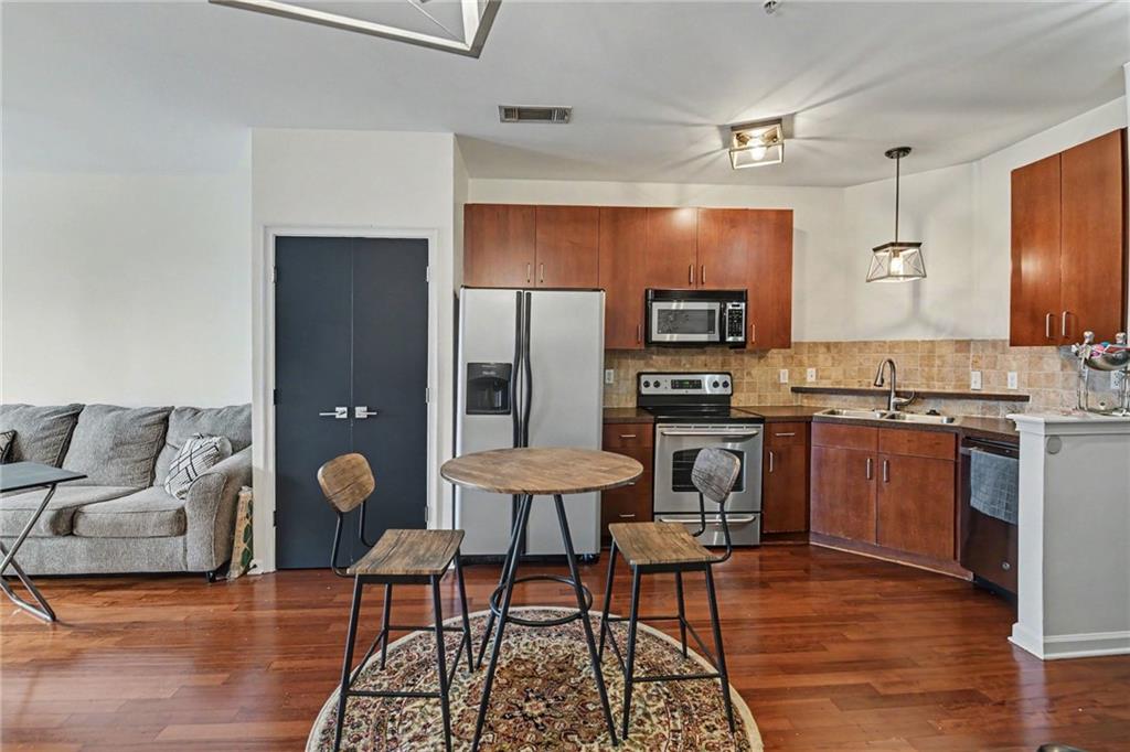 898 Oak Street SW 1220