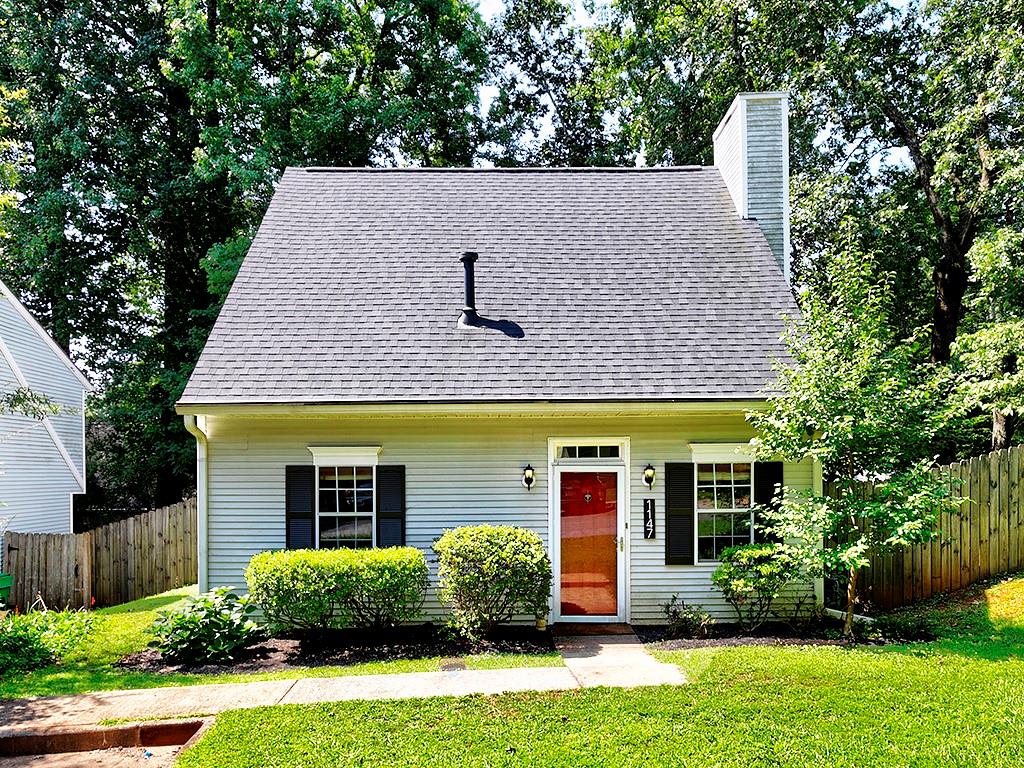AVAILABLE SEPTEMBER 1ST!!
PERFECTLY UPDATED HOME IN THE HEART OF BROOKHAVEN. QUIET NEIGHBORHOOD CONVENIENT TO EVERYTHING. ABSOLUTELY HUGE BACK YARD, THE BEST IN THE ENTIRE NEIGHBORHOOD. PERFECT FOR PET OWNERS