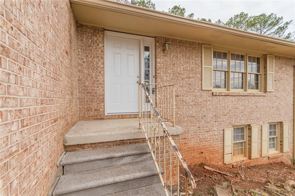 Stop by this Updated 5bed 3.5 Bath Home today offering tons of space. Upgrades include New Paint & Carpet, New Flooring, SS
Appliances, Modern Lighting, and more. Floor Plan includes: Eat In Kitchen, Separate Dining Room, Family Room, Den, and Finished Full
Basement as well. Slow down and enjoy the quiet side of Stone Mountain while entertaining on your Screened in Porch! Owner
Requirements: No Section 8, No Smoking, No Evictions, 580 Credit Scores min. Stop by Today! Lawn Care Included