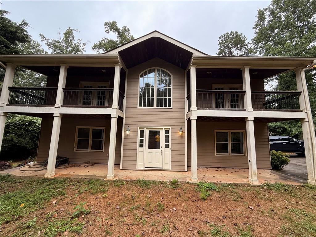 Spacious 4 Bed / 4 Bath Home on 1 Acre Prime Location Near Downtown Sugar Hill
Enjoy privacy and convenience in this beautifully updated home situated on over a full acre, just minutes from downtown Sugar Hill and major routes like Hwy 20 and Peachtree Industrial Blvd.
Inside, you'll find fresh paint, hardwood and tile flooring, and an updated eat-in kitchen featuring granite countertops and rich hardwoods. The spacious layout includes two bedrooms upstairs, one on the main level, and another in the finished basement perfect for guests or a private office.
A large deck overlooks the backyard, offering plenty of room to relax or entertain. Ample parking space completes this versatile and inviting property.
This is a great location and a rare find for this close to Sugar Hill.
