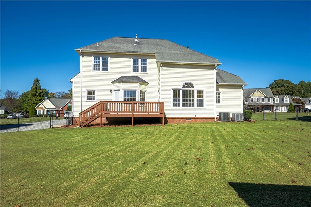 22 Churchill Downs NE