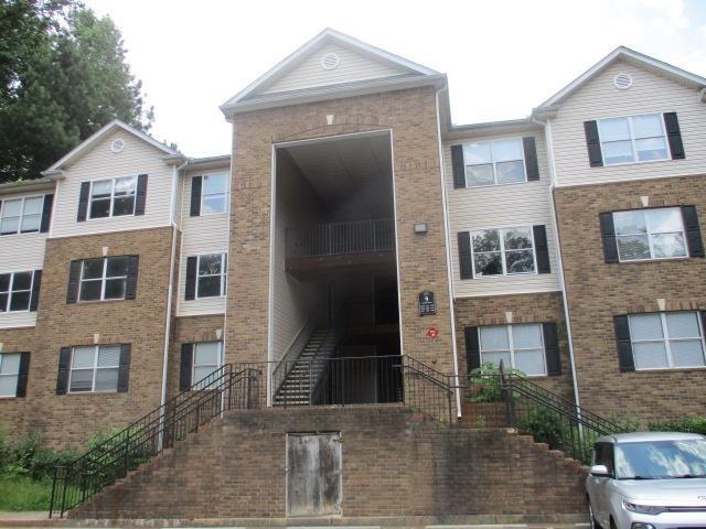 Move in Ready. Reside in luxury in the HUGE Owner's suite. Enjoy quiet evenings in your living room watching movies or reading a good book. Your kitchen is quaint which makes it very convenient to prepare quick meals. Easy access to I-20. Stonecrest Mall is only 5 miles away. That's great shopping and awesome dining. The Beautiful and Enjoyable Stone Mountain Park is only 12 miles away. Stone Mountain Park is always available for entertaining, relaxing and having fun. Look no further. 3209 Fairington Drive is waiting for YOU! WELCOME HOME!