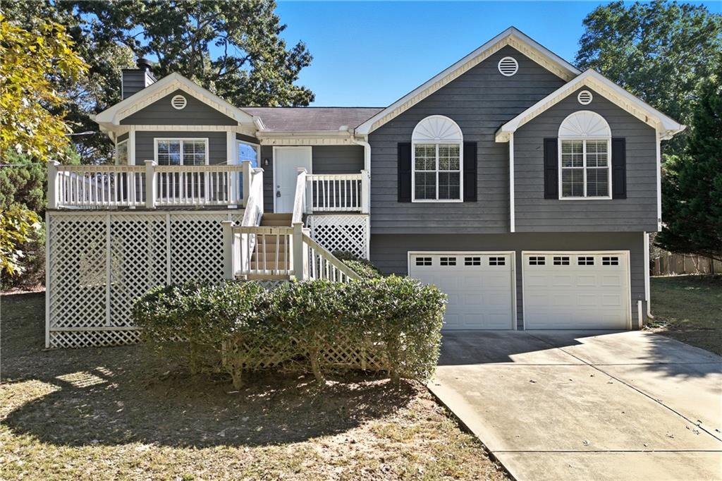 Welcome to 1364 Towne Harbor Trl, Woodstock, GA 30189!
This spacious property offers:
• 3 bedrooms, 2 bathrooms
• Approximately 2.774 sq ft of living space
• Open main level with updated kitchen
• Spacious back deck, perfect for outdoor entertaining
• 2-car garage and ample parking
With its prime location just minutes from shopping, dining, and top-rated schools, this property truly offers the best of both worlds.
Don't miss this opportunity to make this house your home!